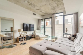 Newly Renovated - Luxury 1BR Loft with Netflix - PRIME King West!